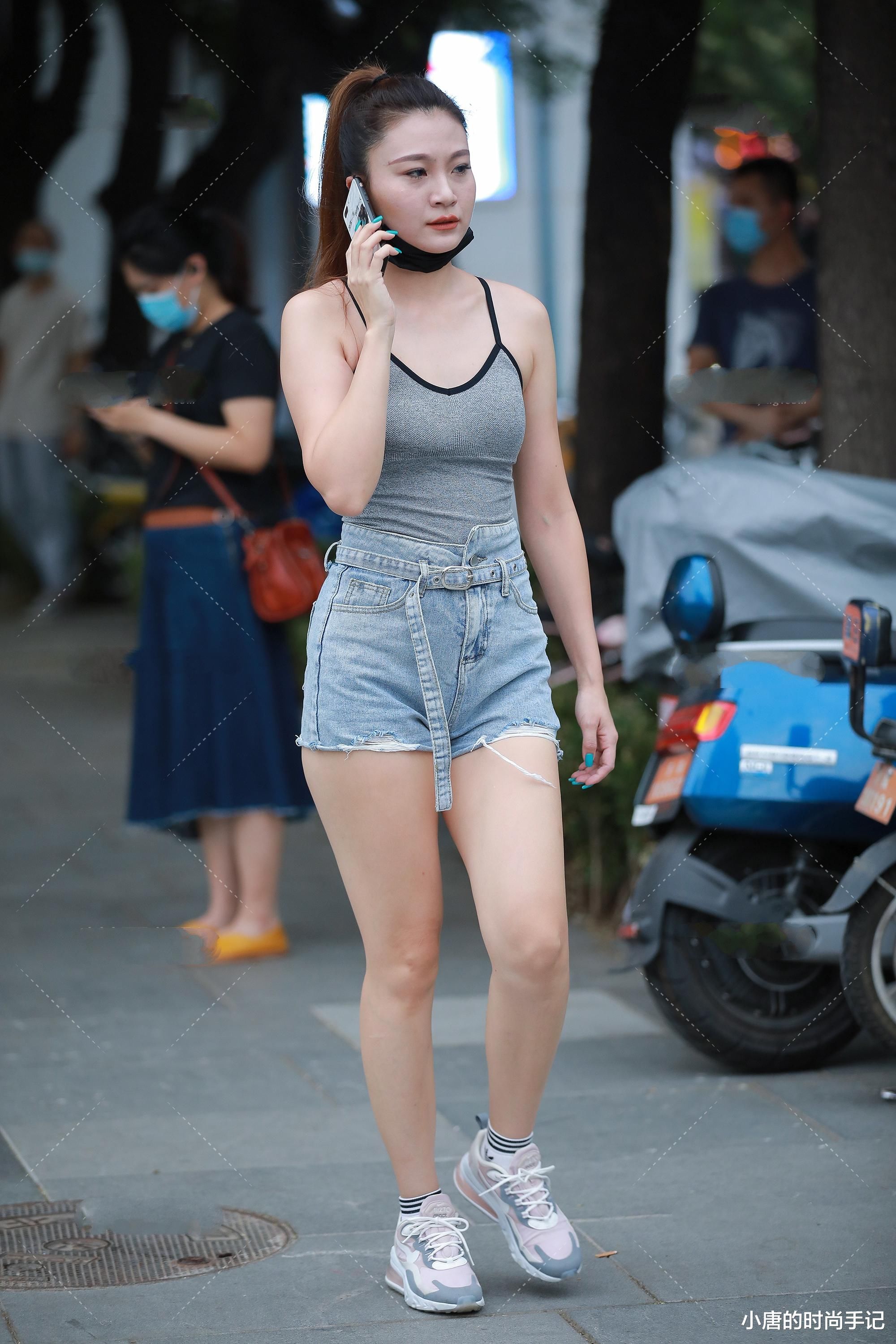 简约灰色背心上衣，搭配性感破洞裤，简约日常轻松休闲