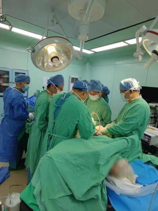 兰山区妇幼保健院|临沂百岁老人康复出院,临别送上特殊医师节礼物