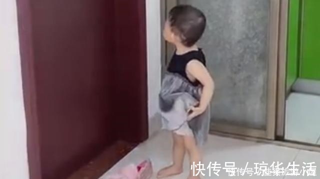 妹妹|哥哥写作业,妹妹总去打扰,谁想到连人带兔一起被哥哥撵了出来