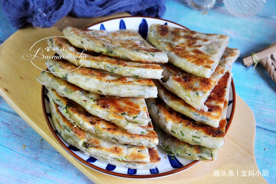 烙葱花饼，直接放葱花你就错了，多一步，立马香味扑鼻，老好吃了