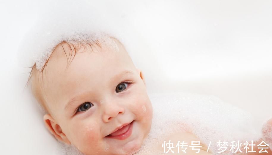 脐带|宝宝出生不到10天,宝妈就给孩子洗澡,却遭到婆婆拒绝:危险