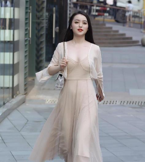 薄纱 性感吊带长裙,搭配薄纱小外套,尽显温柔,营造非凡时尚感