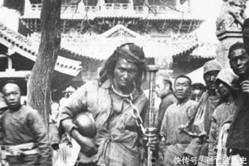 斩首示众|清朝老照片：图一简直是丐帮帮主的气势，看了图二才知道原来斩首示众是这样