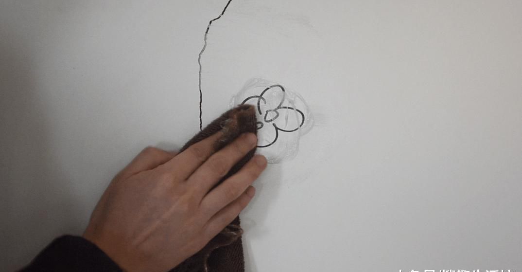 家里白墙不仅脏还有裂缝怎么办 用它涂一涂, 墙壁立马焕然一新