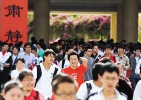 高考填报志愿，“省内大学”还是“省外大学”？班主任说出看法