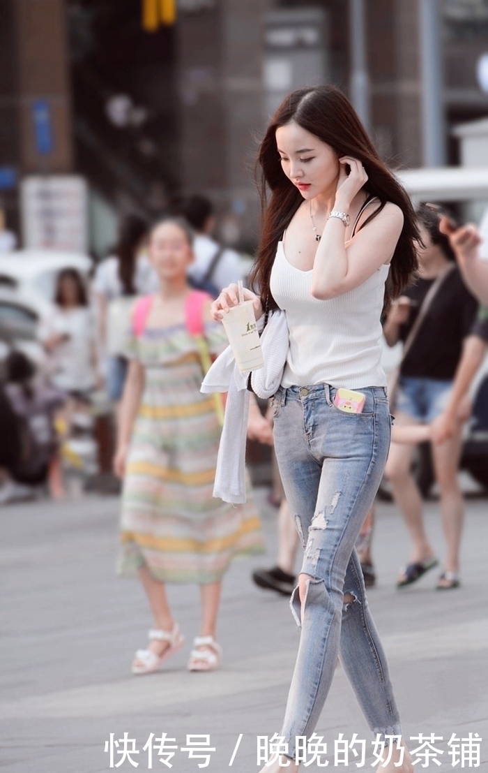 街拍|街拍：美女们真会选款，穿搭迷人，大长腿更是令人拍手称赞