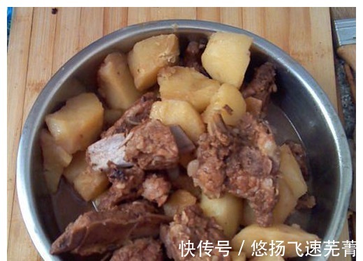 表姑|排骨炖土豆这样做，满屋肉香，入口酥烂，只须简单两步！