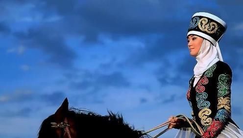 中国这个少数民族拥有欧罗巴血统,人口仅有3000多人,却美女如云