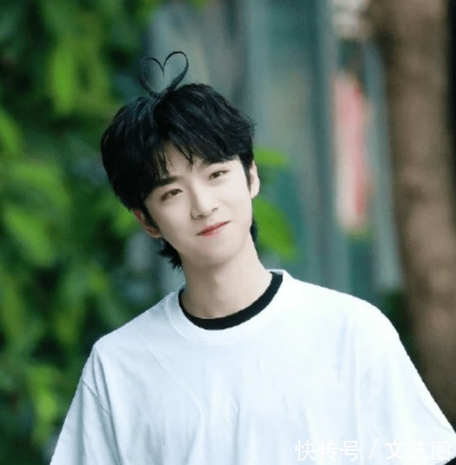 九漏鱼|爱豆文化水平堪忧！连淮伟官晒手绘卡片写错了“帐篷”，网友喊话其重新上学