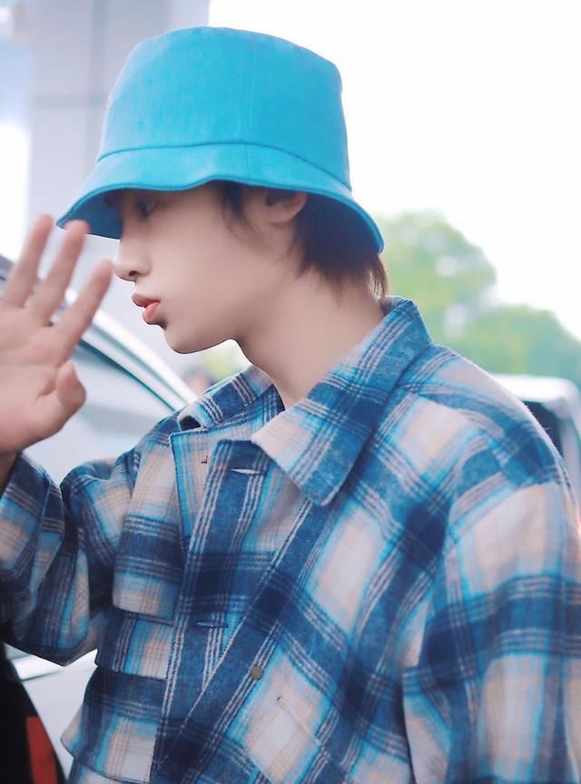  宠爱|同是乐华主持人，王一博冷漠脸被哥哥宠爱，他艺能满分却“镶边”