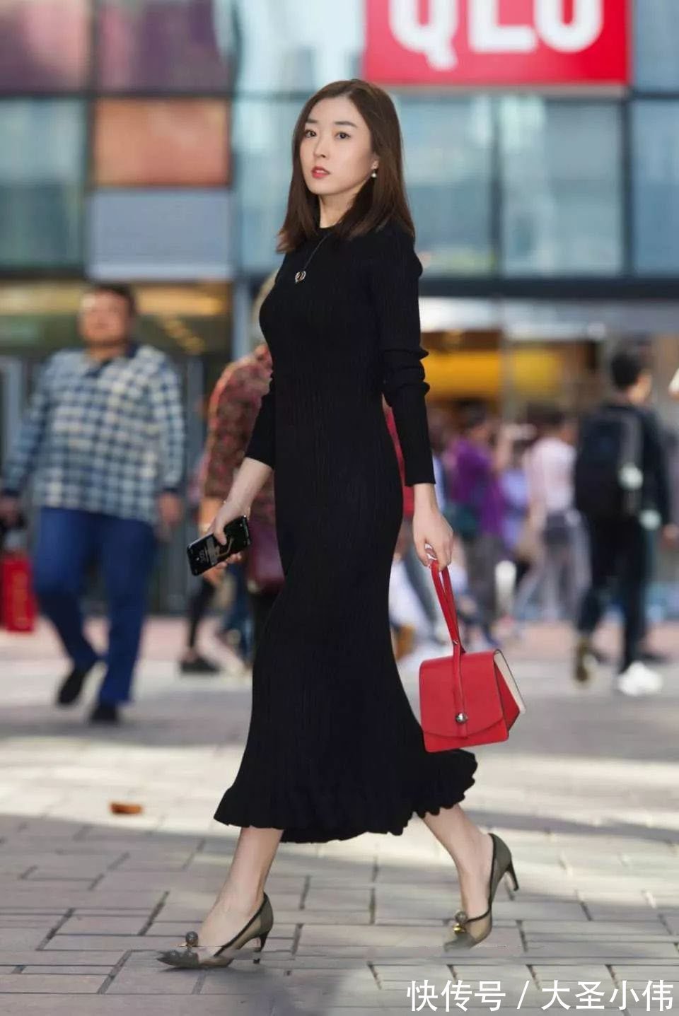 姿态|美女街拍:非常有料的自信美女,蓬乱的头发,优雅的姿态,青春又活泼的感觉