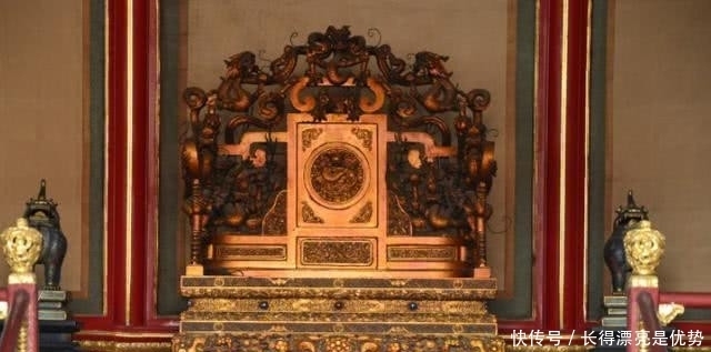 摆在故宫里的哪把龙椅,究竟是什么材料做的?据说已超过了黄金的价格!