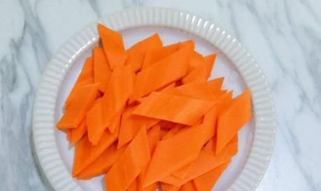 腊肉一炒就硬因为你只会放油,学会1个妙招,腊肉不硬还鲜香