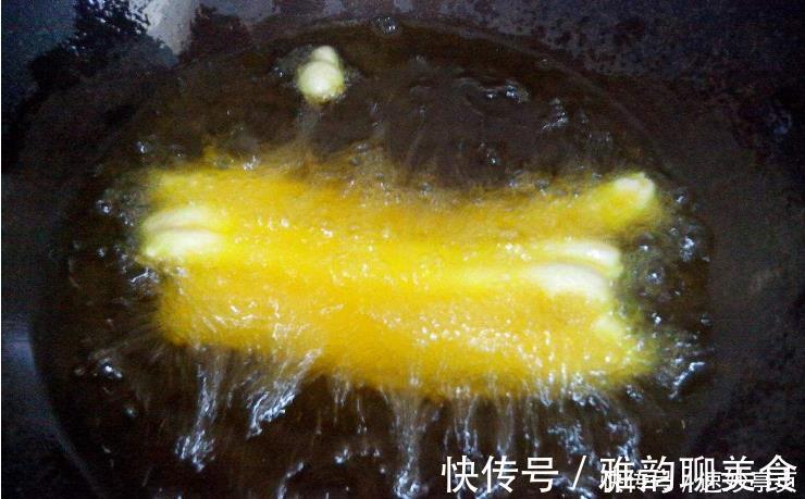 炸油条不要用泡打粉、小苏打，油条店都这样做，蓬松酥脆入口即化