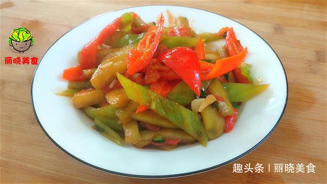 现在才知道,炒茄子不能先放油,大厨教你一招,出锅不发黑不吸油