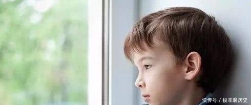 日常生活中|宝爸用完扫帚随手一放,被2岁儿子批评,网友:穿尿不湿的惹不起