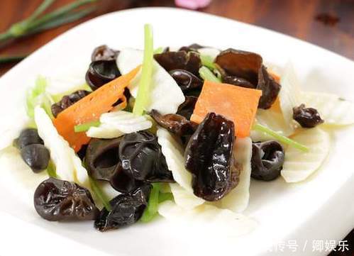 炒木耳时容易炸锅教你一招,轻松就解决,木耳脆嫩爽口不溅油