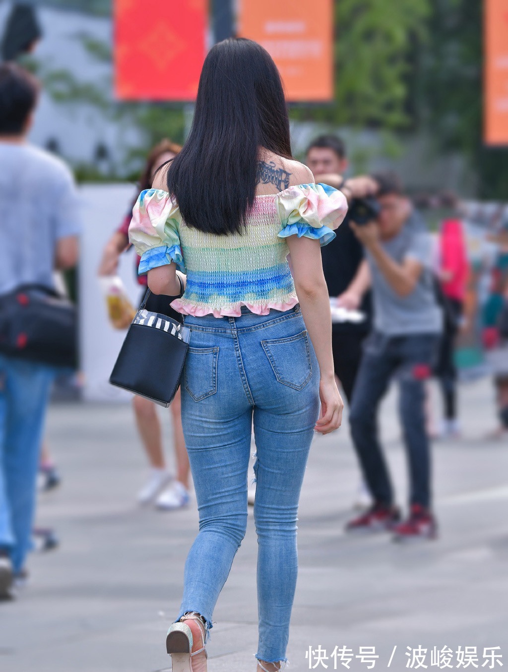 小姐姐 休闲个性的牛仔裤穿搭,气质女生才能驾驭,靓丽又时尚