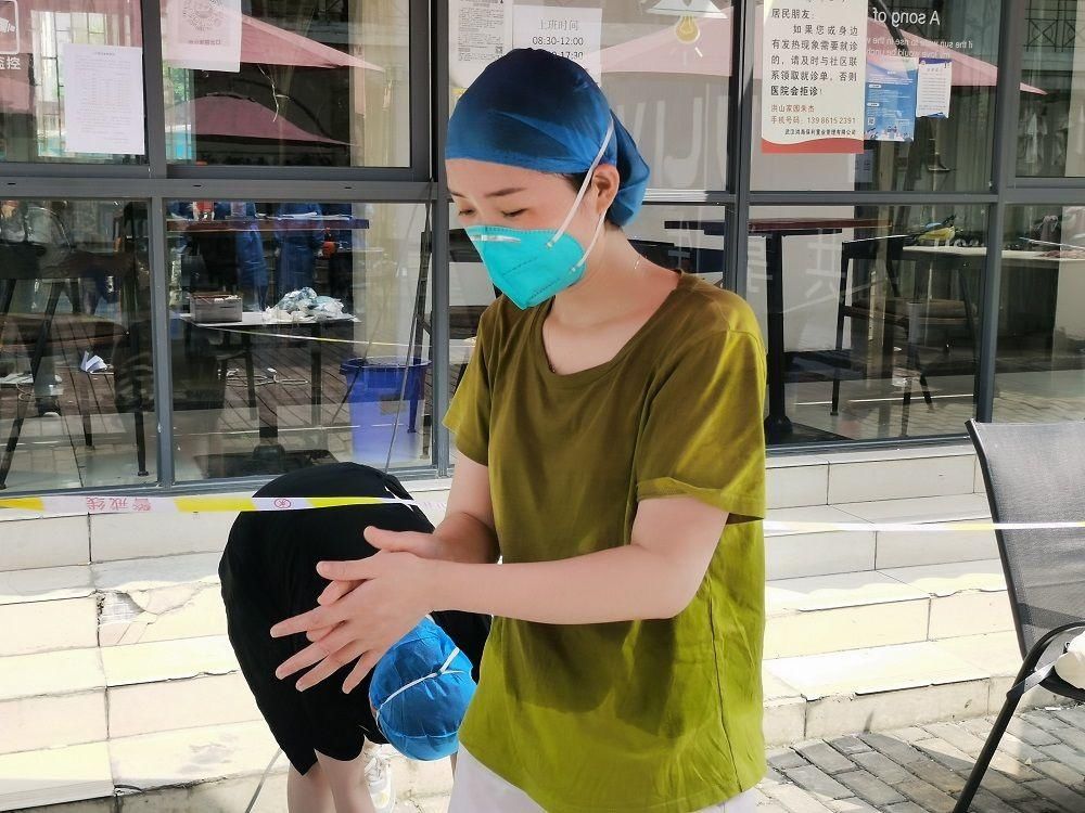 队员们|凌晨支援武汉市经开区核酸检测，为让市民少等待，他们不敢轻易喝水吃饭上厕所