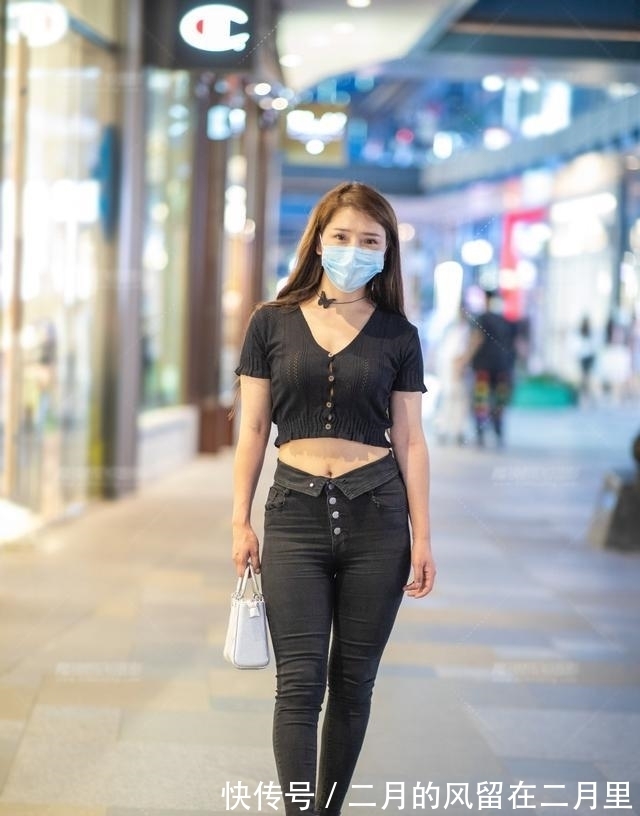气韵|夏季穿搭新主张,黑色短款开衫配黑牛仔裤,清凉显瘦成熟有气韵