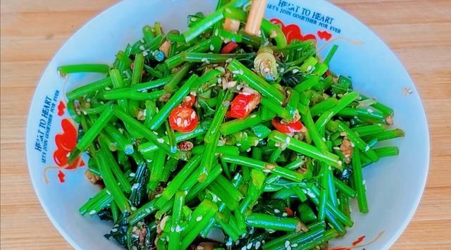 搅拌均匀|夏天，吃凉拌黄瓜不如吃这菜，营养极高，错过等一年，不懂吃亏了