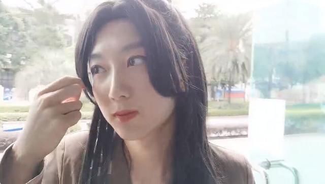 直播间|酷酷的鑫再续女装？盛世美颜出街买菜，直播间观众直呼：不行