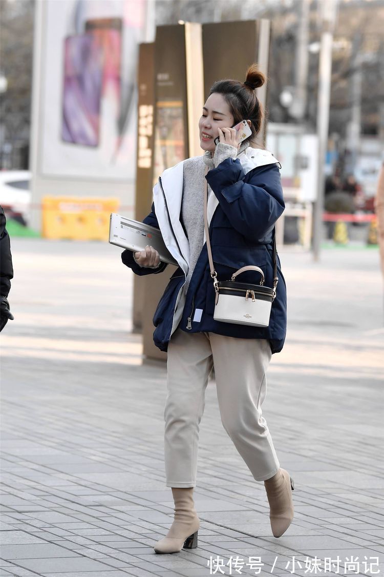 羽绒服|街拍:美女短款皮夹克搭配牛仔裤,非常个性,黑色皮短靴酷感十足