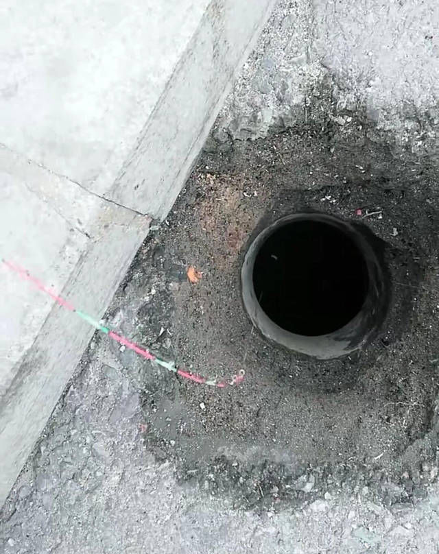 城里的钓鱼人有多疯狂,桥上排水孔里钓鱼,最多一天钓5斤