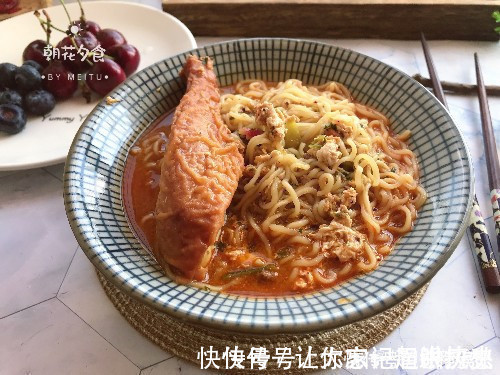 泡面究竟是泡着吃？还是煮着吃？看一卖十几年泡面的老奶奶怎么做