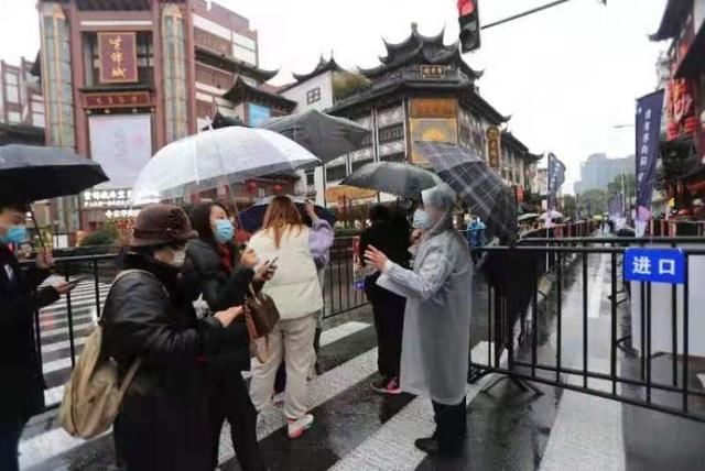 下雨天也没降低好兴致！元宵节戴口罩豫园看灯，九曲桥未现人挤人