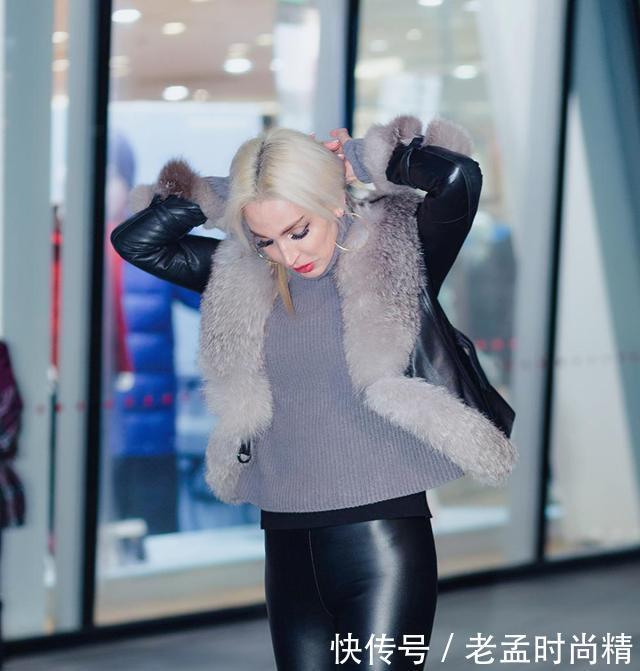 穿黑皮裤的金发美女, 五官立体, 好似芭比娃娃真好看