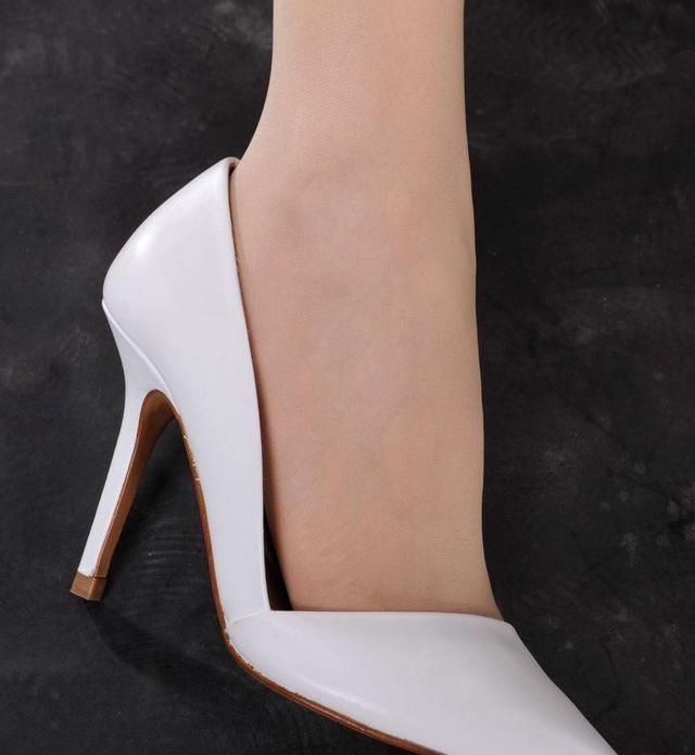 细跟高跟鞋陪伴女生走过了青春和成熟，充满活力和自信