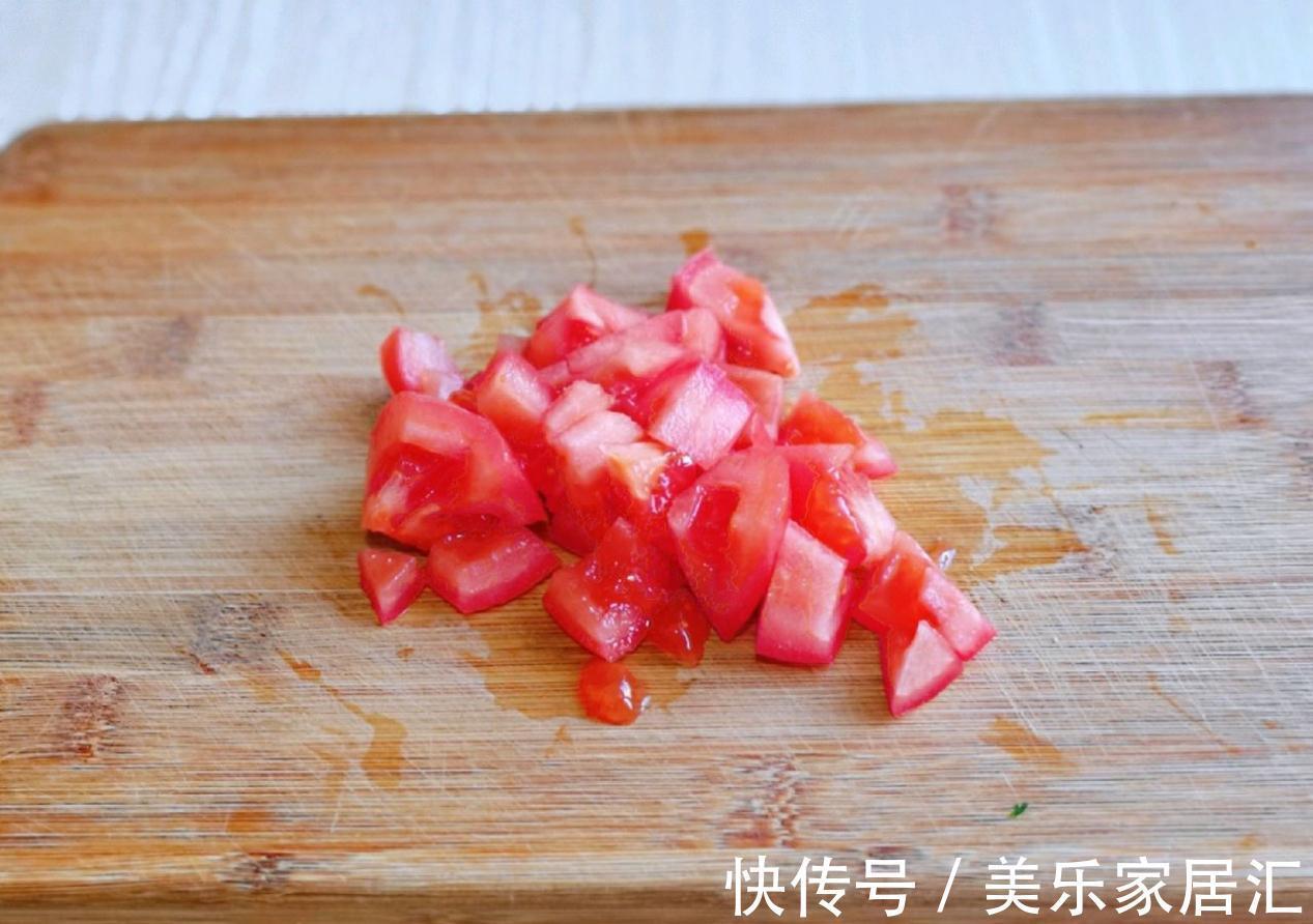 鲜美的番茄香菇烧茄子,超下饭,汤汁拌米饭太过瘾了