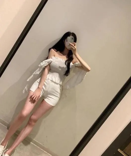 牛仔裤让美女更具俏皮感，尽情演绎青春美