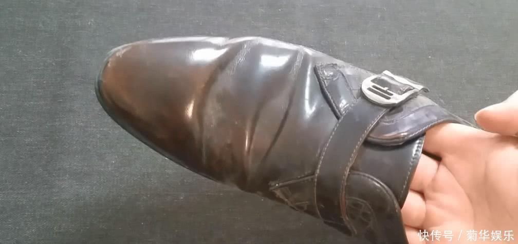 皮鞋前端容易有折痕,只需涂点这个,折痕一晚上就消失,简单实用