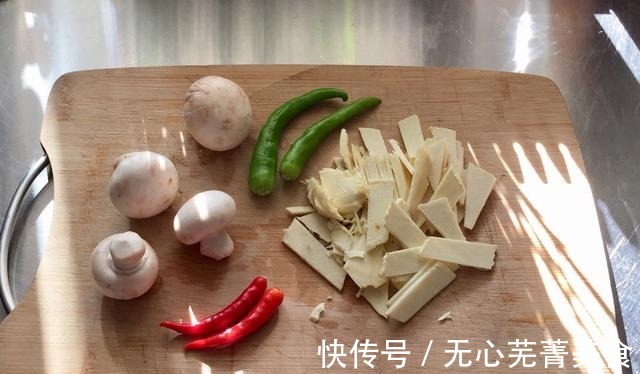 蘑菇|清淡可口的冬笋蘑菇炒火腿，制作简单，是你夏季不容错过的美食！