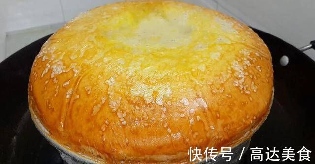 面包很好吃,有4个鸡蛋,又软又甜,不用烤箱你就能成功