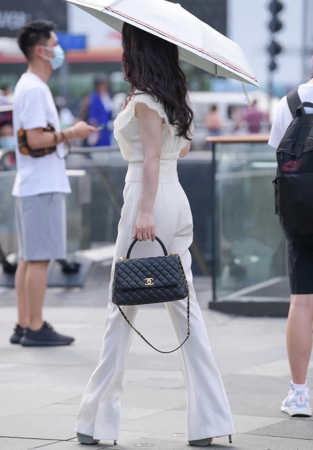 大长腿 小姐姐休闲上衣搭配白色长裤,气质干练又清爽还显腿长