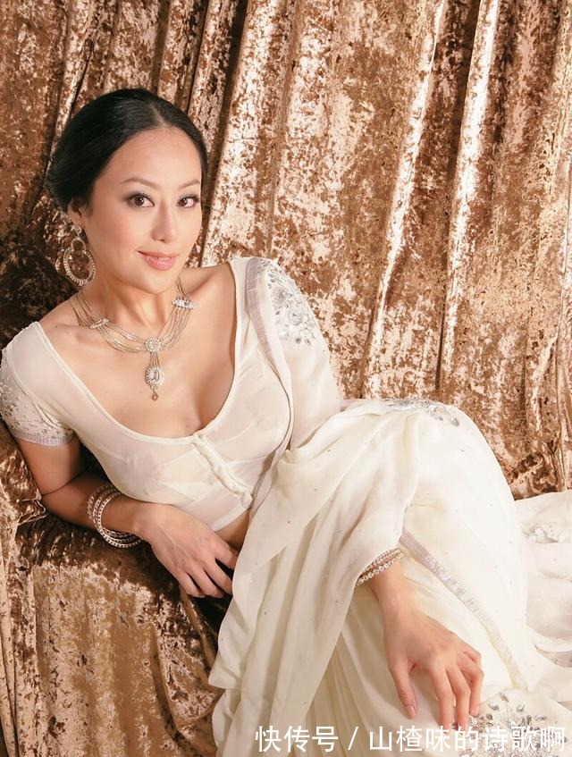 身材 章小蕙真有贵妇范,轻薄裙装点缀刺绣装饰,秀出丰润身材好迷人