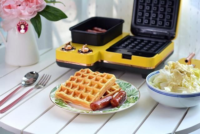 香肠|不用打发鸡蛋的无油华夫饼，早上吃真不赖，烤肠蔬菜沙拉搭配上