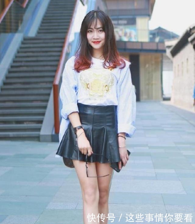 小皮裙 淡蓝色T恤搭配黑色小皮裙,俏皮可爱,貌美如花!