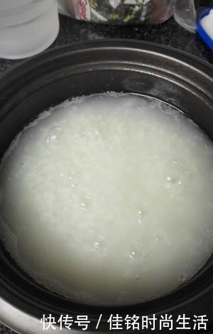 煮米饭时，有人放醋有人放盐都错了，学会一招米饭香软，粒粒分明