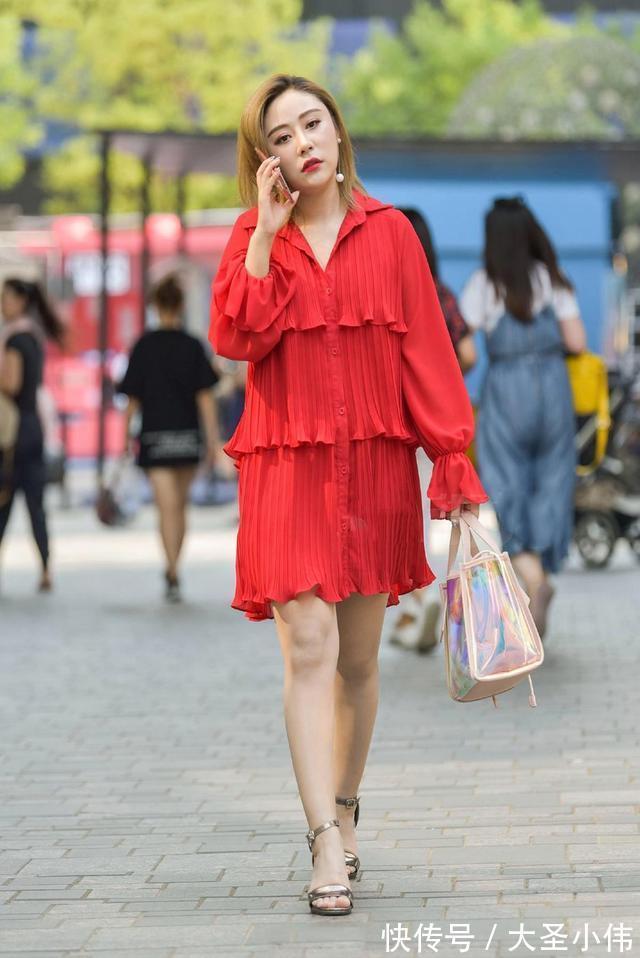 时尚打扮|美女街拍:连衣短裙搭配花样多,多种气质都可以穿出来,时尚打扮不能少