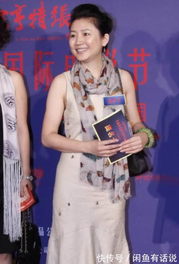 连衣裙|53岁王小丫素颜亮相,穿连衣裙配丝巾低调朴素,骨子里透着知性美