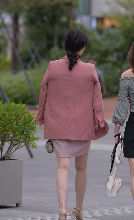 职业|职业女性穿连衣裙，搭配西装外套，美观大方又不失女性风韵