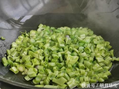 这菜是天然“祛湿高手”，常吃扫除体内宿便、湿气，小腰更瘦了