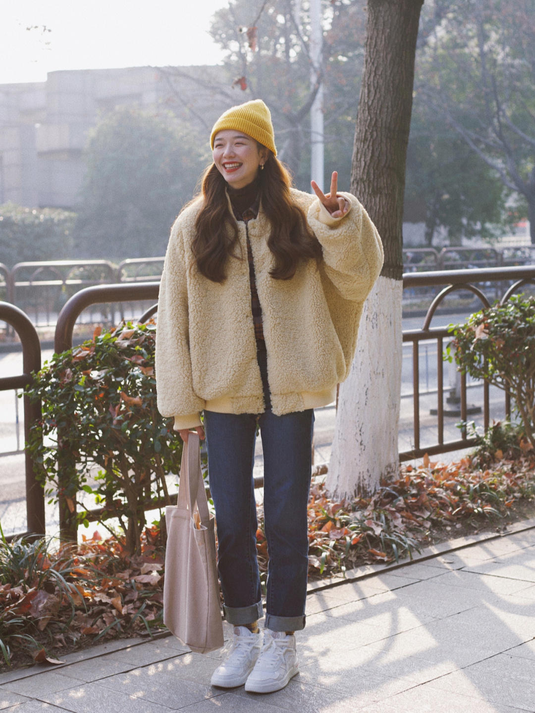 贝雷帽|“羊羔绒外套”怎么穿出高级感?秋冬学这4套穿搭技巧,高级时髦