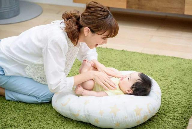 小宝宝|“最社会婴儿”火了,刚出娘胎就急着和妈妈握手,网友直呼:秀儿