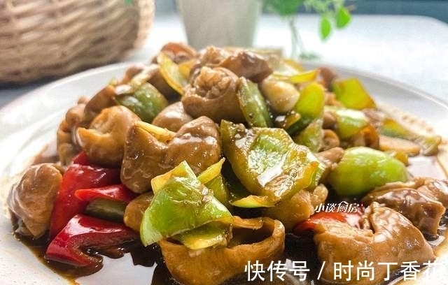 水淀粉|做尖椒肥肠,先炒肥肠还是尖椒?大厨分享做法,肥肠软烂又有嚼劲