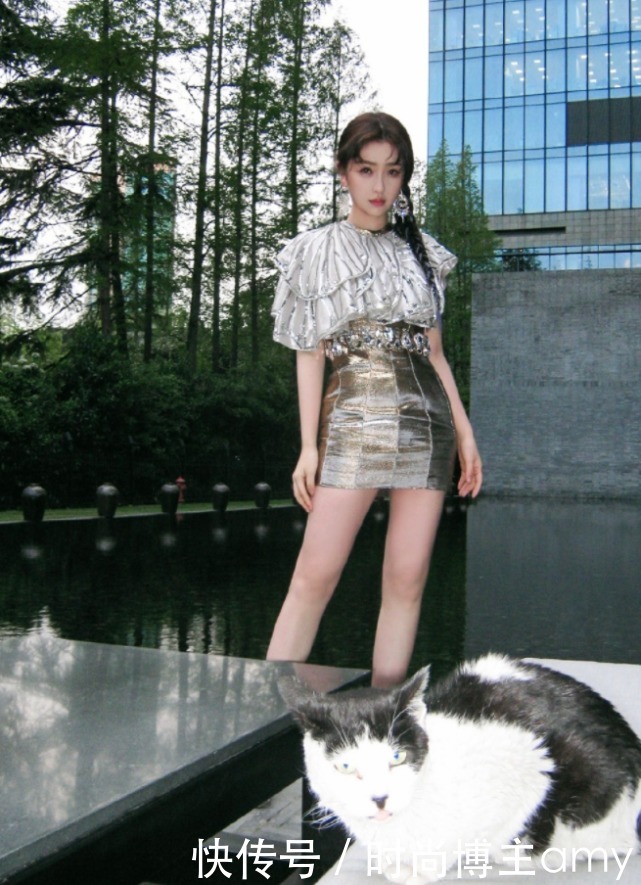 虞书欣也对“流光裙”下手了,当她扭腰那刻,我都心动了